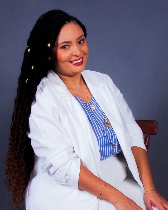 Dra. Grayce Kelly Xavier Lemos, de terno branco